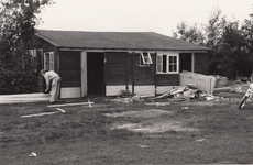 241389 Het slopen van het Clubgebouw van Korfbalvereniging DKB op Sportpark Leemkuilen, 1963