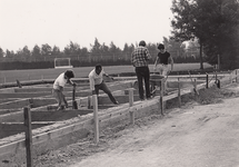 241391 Het bouwen van de kleedaccomodatie van Hockeyclub MHC, 1960