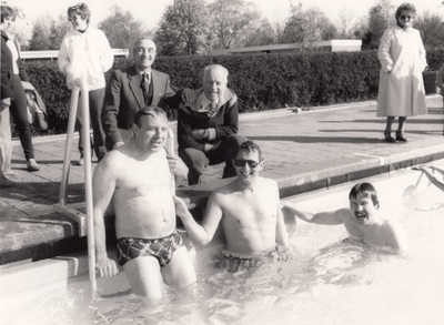 241414 Het officieel in gebruik nemen van zwembad De Dolfijn na de renovatie, 18-04-1981