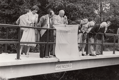 241416 Het officieel in gebruik nemen van de Pirke Paole brug door het onthullen van de naamplaat bij zwembad De ...