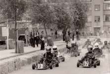 241438 Het rijden in karts ter gelegeneheid van de skelterwedstrijden, 1975