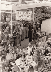 241444 Schoolzwemtournooi : publiek en deelnemers, 1974