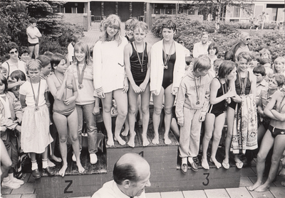 241446 Schoolzwemtournooi : het huldigen van de winnaars op het podium, 1982