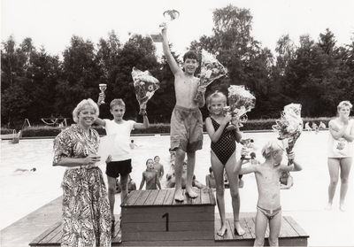 241447 Het uitreiken van prijzen door Wethouder Greetje Schaar, 16-08-1989