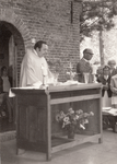 241458 Het voorgaan in de mis door Pastoor H. Maas bij de Sint Annakapel, 1977