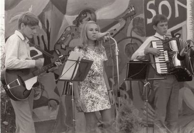 241460 Optreden met zangeres Liesbeth Versantvoort met begleiding van acordeon en gitaar van de Gebroeders Sparta, 1971