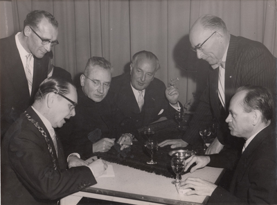 241463 Het ondertekenen van het bouwcontract voor Buurthuis De Kadans , 1959