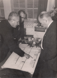 241464 Het ondertekenen van het bouwcontract voor Buurthuis De Kadans , 1959