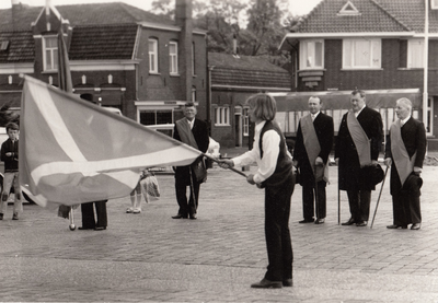 241476 Het geven van de vendelgroet door het Sint Odulphusgilde aan Burgemeester J.J. de Leeuw, 1973