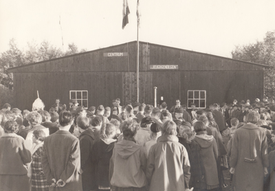 241492 Het officieel openen van het Centrum Jeugdgenoegen : publiek, 1955