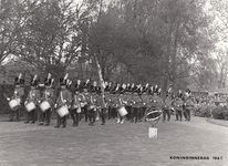 241508 Het brengen van een serenade door harmonie De Eendracht op koninginnedag bij het huis van Burgemeester G. ...