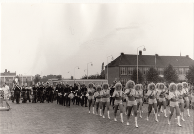 241519 Het geven van een uitvoering door Jachthoorn en Trompetterkorps de Eendracht met showgirls, 1973