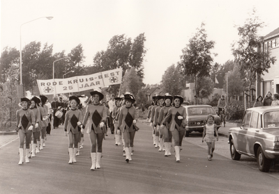 241520 Het geven van een optreden door Harmonie De Eendracht met showgirls, 1974