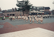 241524 Het geven van een optreden door Harmonie De Eendracht met Showgirls op het Raadhuisplein, 11-1991