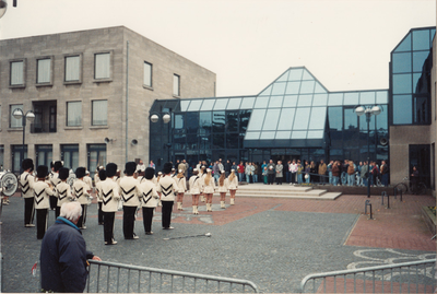 241525 Het geven van een optreden door Harmonie De Eendracht met de Showgirls, 11-1991