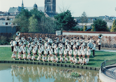 241526 Leden van Harmonie De Eendracht samen met de Showgirls , 1989