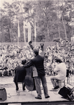 241531 Het geven van een optreden door een muziekband in het Joe Mann Natuurtheater. , 1977