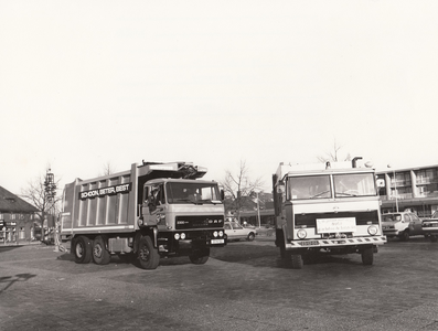 241567 De oude en de nieuwe vuilniswagen van de firma Faber, 1970