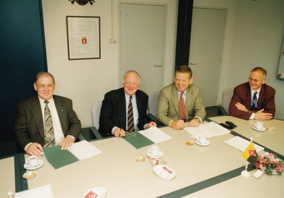 241574 Het ondertekenen van een contract inzake de milieustraat tussen de firma Faber en Razob, 11-05-1998