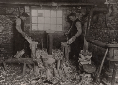 241591 Het maken van klompen in Klompenmakerij van C.v.d. Biggelaar, 1927