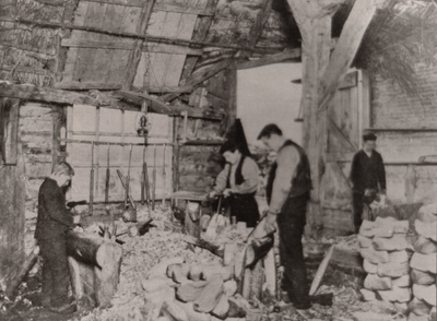 241592 Het maken van klompen in de Klompenmakerij L. Vogels, 1912