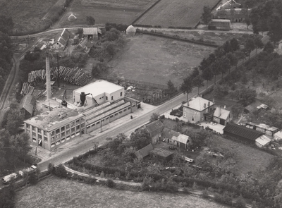 241594 Luchtfoto van Klompenfabriek Gebr. v.d. Velden, 1948