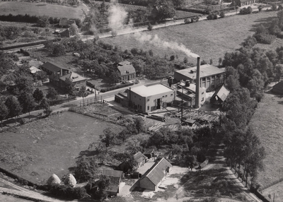 241595 Luchtfoto van klompenfabriek Gebr. v.d. Velden, 1948