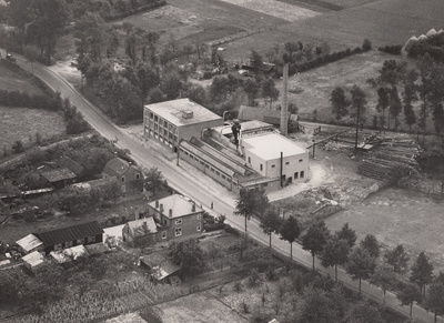 241596 Luchtfoto van klompenfabriek Gebr. v.d. Velden, 1948