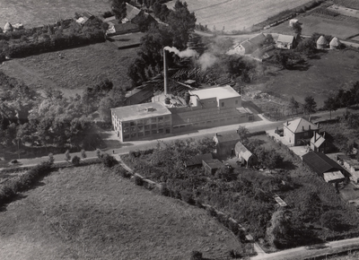 241597 Luchtfoto van klompenfabriek Gebr. v.d. Velden, 1948