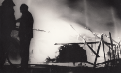 241621 Het blussen van de brand in steenfabriek De Leeuwerik , 1961