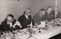 241674 Het dineren in de Bata-kantine, ter gelegenheid van de opening Gasbedrijf Gemeente Best., 01-09-1951