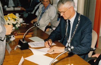 241685 Het tekenen van het contract door burgemeester J. de Widt, 1990