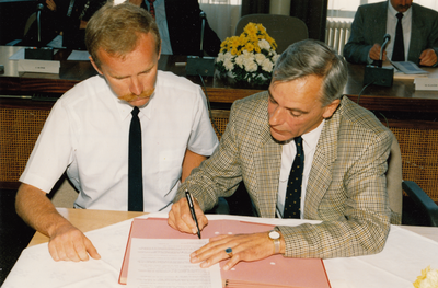 241686 Het ondertekenen van een overeenkomst door de vertegenwoordiger van de Gemeente Eindhoven, 1990