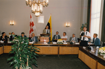 241687 Feestelijke bijeenkomst in het gemeentehuis, 1990