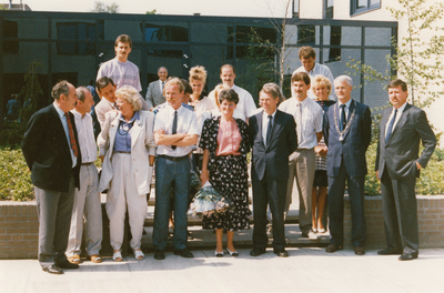 241688 Groepsfoto van het personeel van Gasbedrijf Best en Gemeentebedrijven Eindhoven, 1990