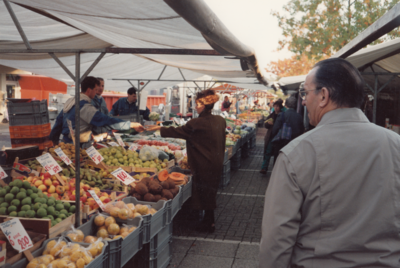 241704 Weekmarkt : groentekraam, 1991