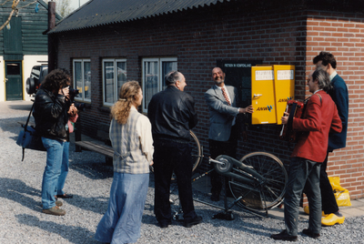 241804 Het officieel in gebruik nemen van de rijwiel-hulpkist bij klompenmuseum De Platijn , 04-1994