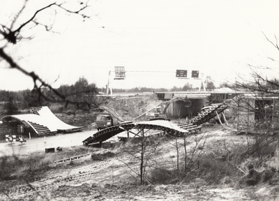 241832 Wegwerkzaamheden : het verbreden van de Postkoetsbrug in de autoweg Tilburg/ Eindhoven, 1972