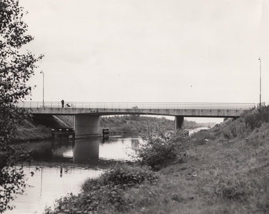 241835 Wilhelminakanaal met de Wilhelminabrug, 1956