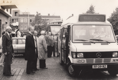 241847 Het officieel in gebruik nemen van de Buurtbus Best-Nuenen, 1985