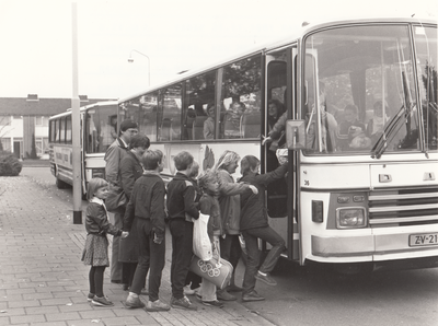 241848 Leerlingen van de Lidwinaschool gaan met de zwembus naar het Ir. Ottenbad in Eindhoven, 21-11-1981
