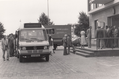 241849 Het officieel in gebruik nemen van de Buurtbus Best-St.Oederode, 08-1980
