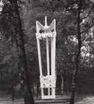 241967 Joe Mann monument in het Natuurtheater ontworpen door Ad Berntsen, 17-09-1956