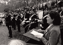 241977 De toespraak door Mevr. Irene Bennet- Man zus van Joe Mann, na het onthullen van het monument op de plaats waar ...