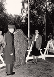 241978 Onthulling van een monument door Mevr. Irene Bennet-Mann, de zus van Joe Mann, ter nagedachtenis aan Joe Mann, ...