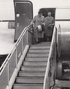 241987 Aankomst van de ouders van Joe Mann op het vliegveld van Frankfurt (West-Duitsland) voor hun bezoek aan Best, 09-1956