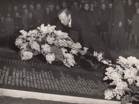 242003 Het leggen van een krans door H.O. Looymans bij het monument voor gevallenen in het Kruispark, 04-05-1948