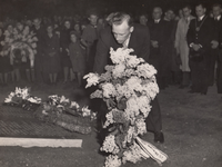 242004 Leggen van een krans door H.O. Looijmans bij het monument voor gevallenen in het Kruispark, 04-05-1948