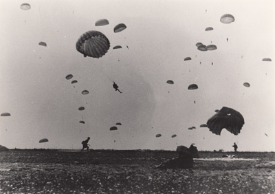 242016 Het landen met parachutes, 17-09-1944