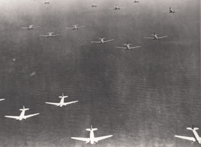 242018 Het vliegen over Best door Dakota vliegtuigen, 17-09-1944
